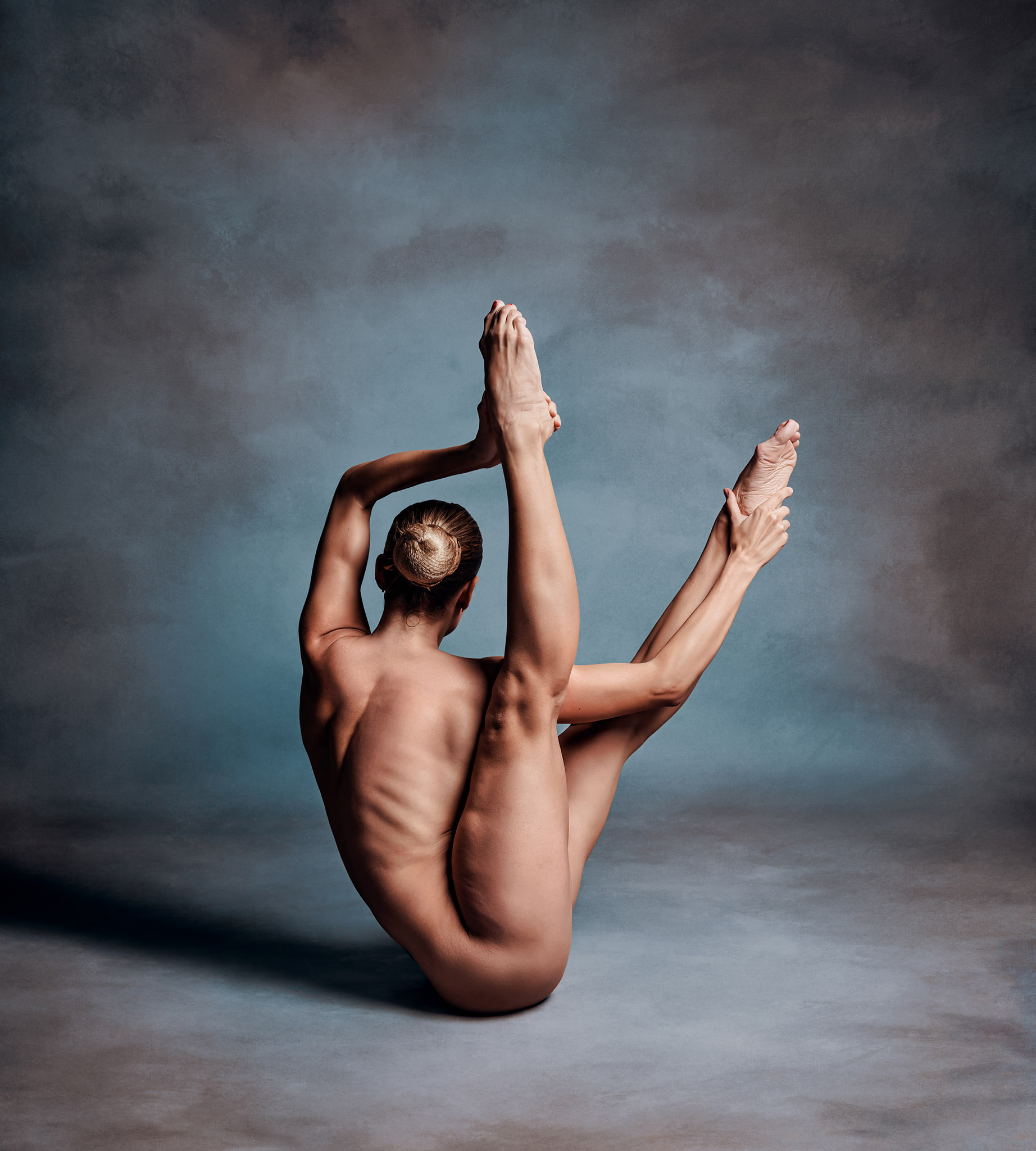 La fotografía de desnudo con poses de yoga es una forma de arte que celebra la belleza del cuerpo humano y la capacidad de este para realizar posturas de yoga. Al combinar esto con las posturas de yoga, se puede crear una imagen impresionante que celebra la conexión entre el cuerpo y la mente. Esta forma de fotografía no es pornografía, sino una forma de arte que puede ser utilizada para explorar la belleza y la armonía del cuerpo humano en su forma más natural. Además, la práctica del yoga ayuda a mejorar la postura y la flexibilidad, lo cual puede ser visualmente representado en la fotografía. La fotografía de desnudo con poses de yoga también puede ser utilizada para inspirar a otros a practicar yoga y mejorar su vida.