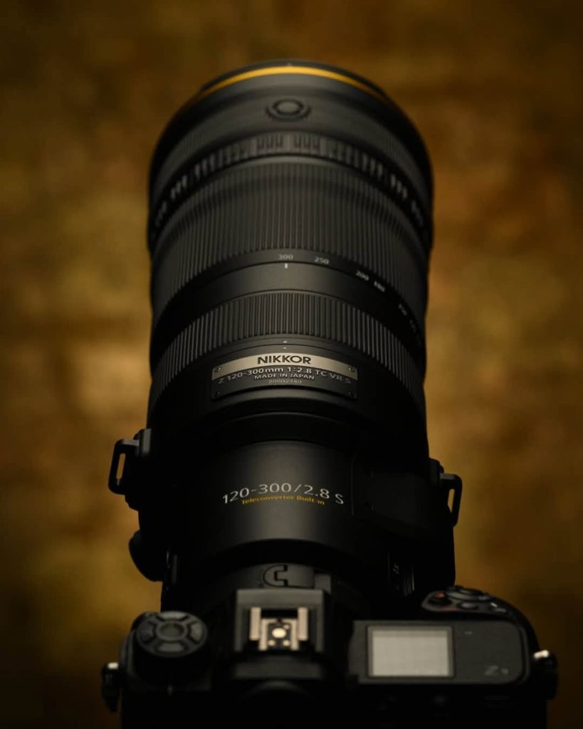 Nikon presenta el nuevo NIKKOR Z 120-300mm f/2.8 TC VR S, un revolucionario teleobjetivo profesional con zoom de 120-300 mm, apertura constante f/2.8 y teleconversor integrado 1.4x que amplía su alcance hasta 420 mm. Diseñado para fotografía deportiva y vida silvestre, incorpora enfoque automático Silky Swift VCM, estabilización VR y óptica S-Line. Su precio anunciado es de 13.999,95 dólares. Descubre todas sus características, prestaciones y disponibilidad.